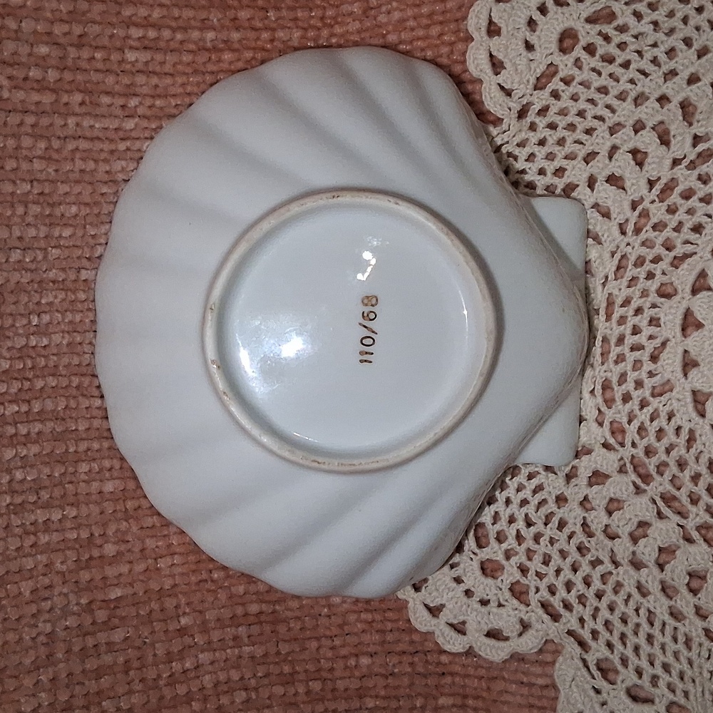 Vintage Shell-Shaped Dish with Gold Accents - Picture 2 of 2